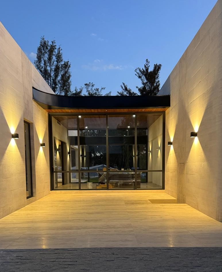 Acceso iluminado de Casa May, obra concluida de AvantPro